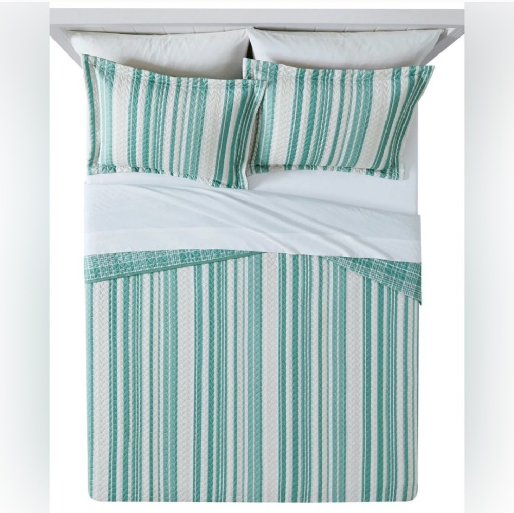Striped Green and White Bedding  Mainstays King  Reversible Quilt Blanket New